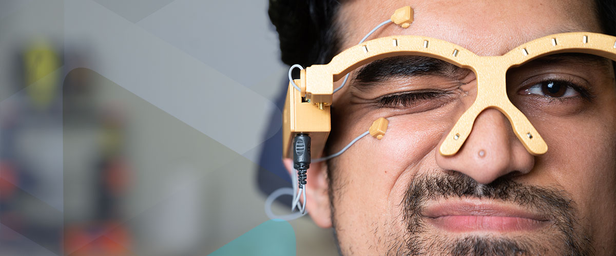 A researcher wears the Magtrack on his face.
