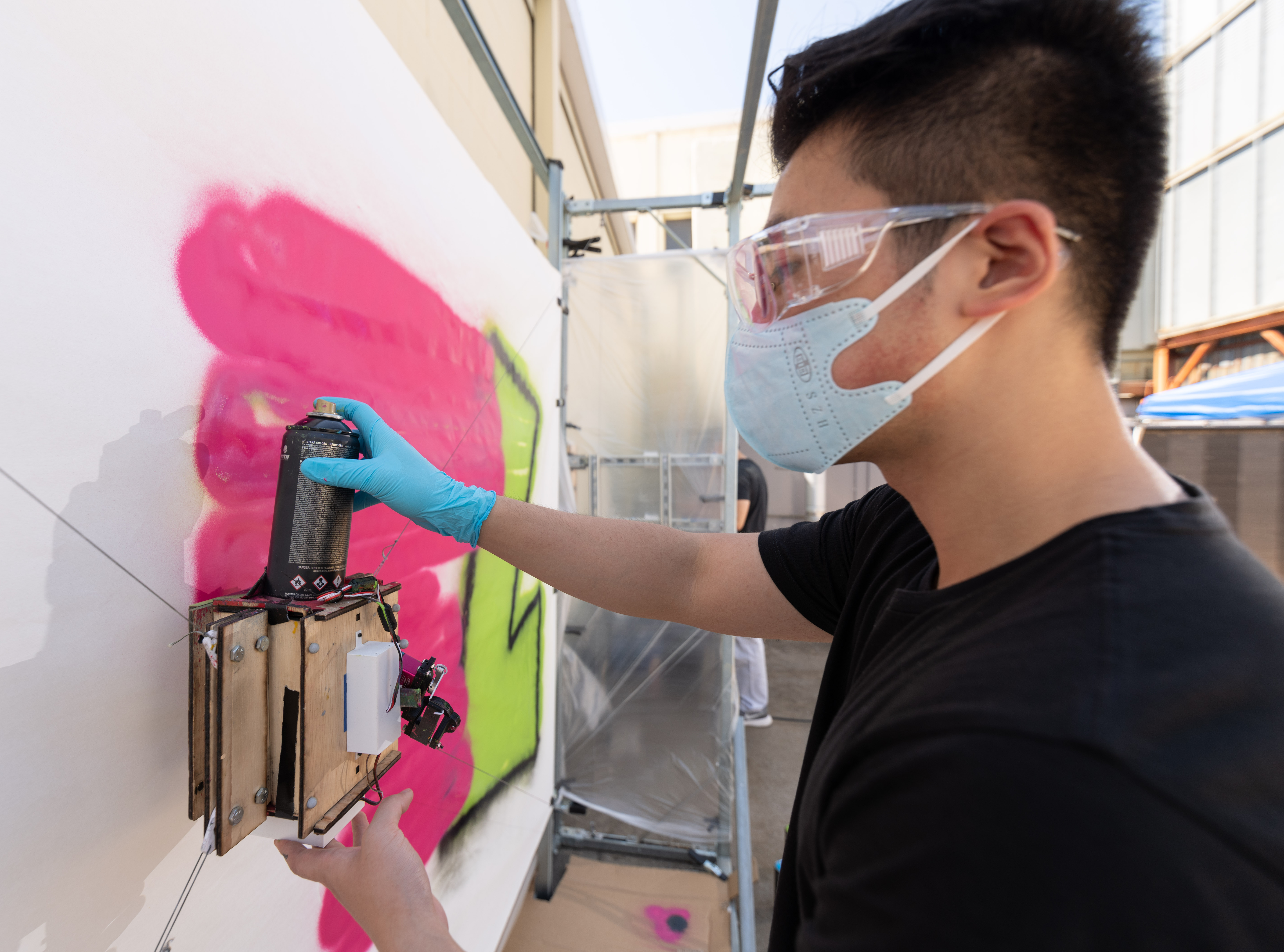 student using the graffiti painting robot